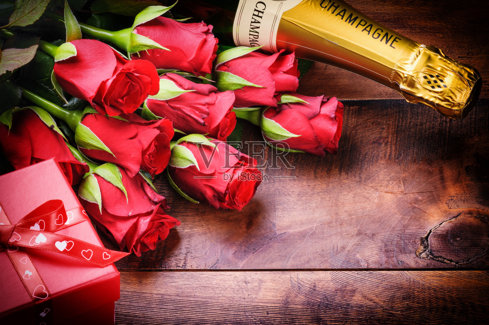 情人节，红玫瑰，香槟和礼物照片摄影图片