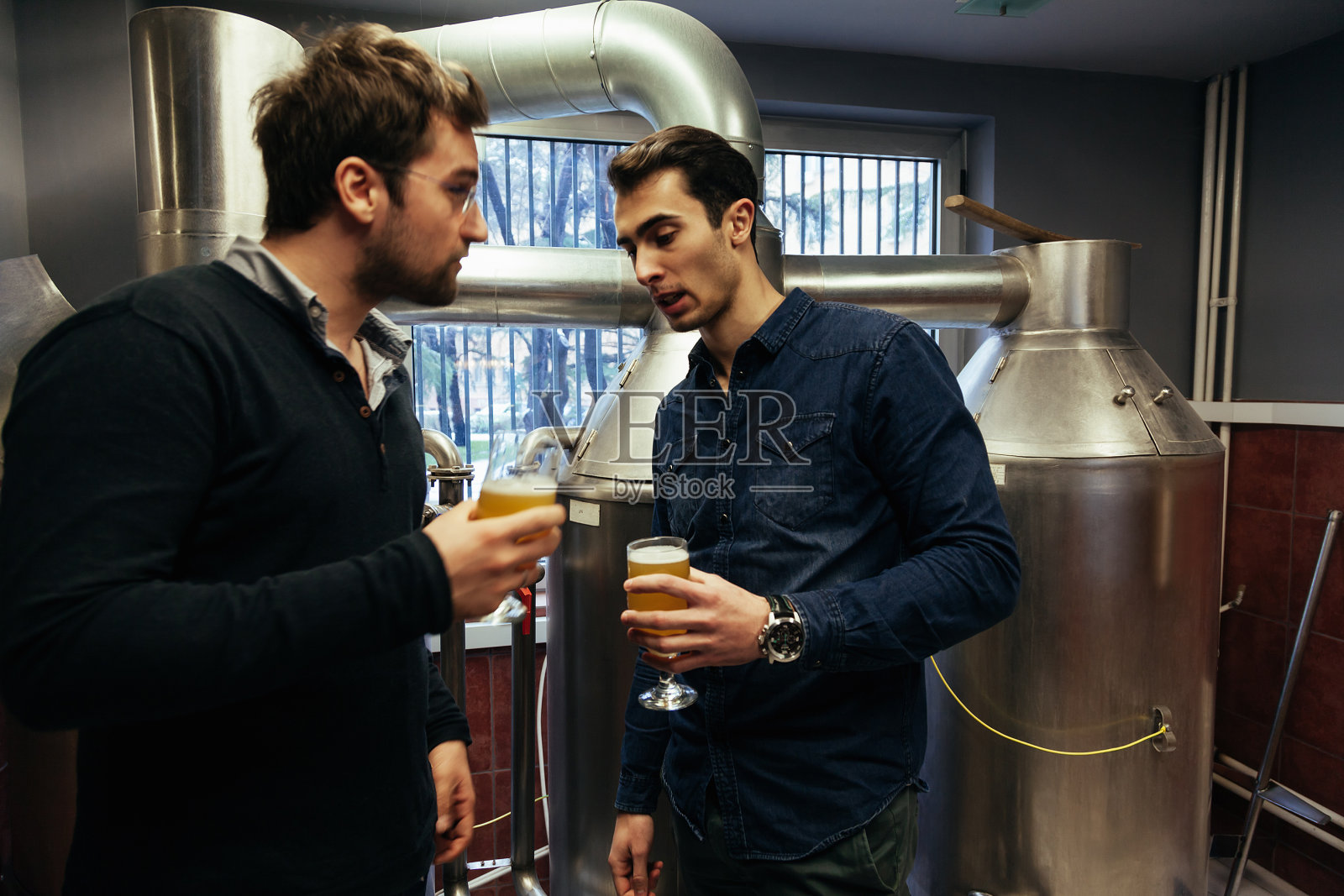 两个男人在啤酒厂照片摄影图片
