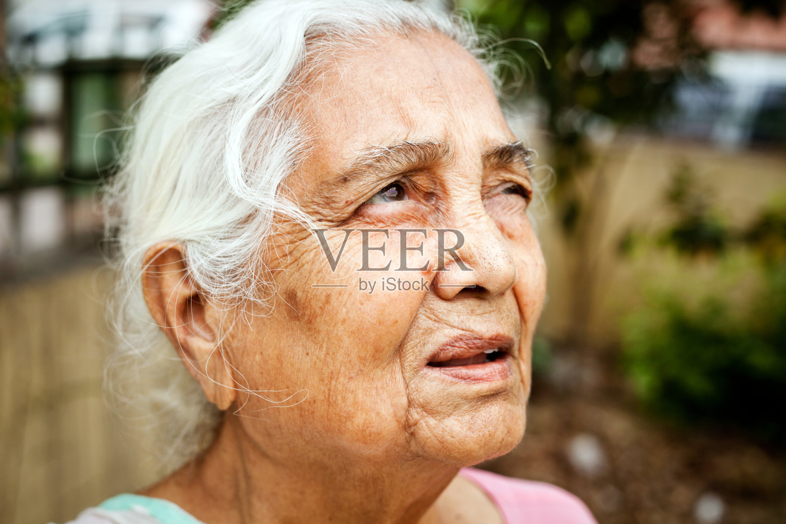 一位忧郁的印度老妇人抬起头来照片摄影图片
