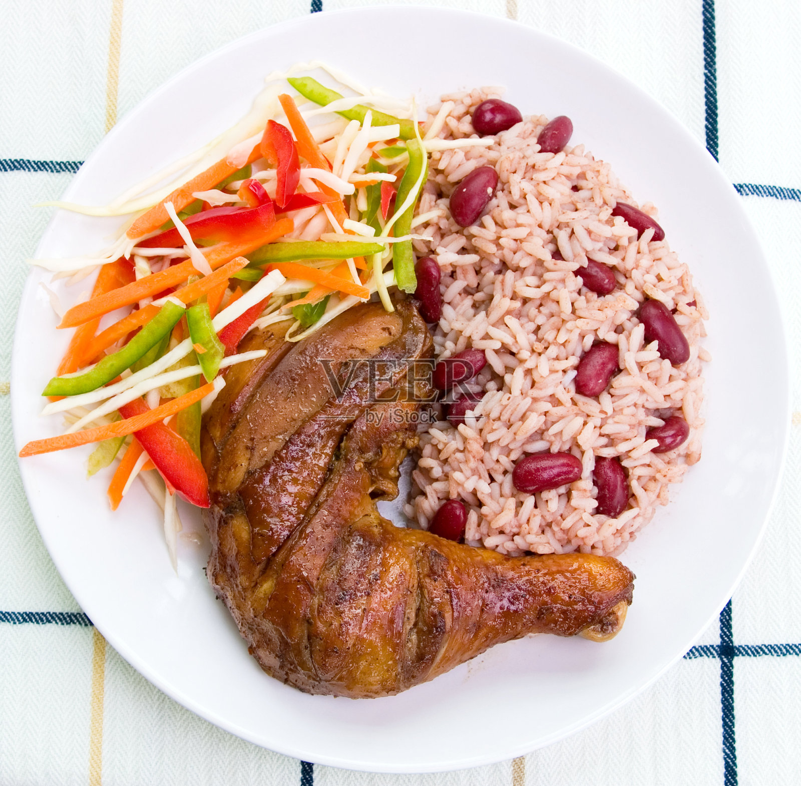 加勒比风味的健康均衡套餐，配烤鸡照片摄影图片