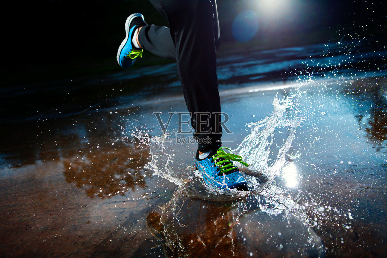 运动员在雨中奔跑照片摄影图片