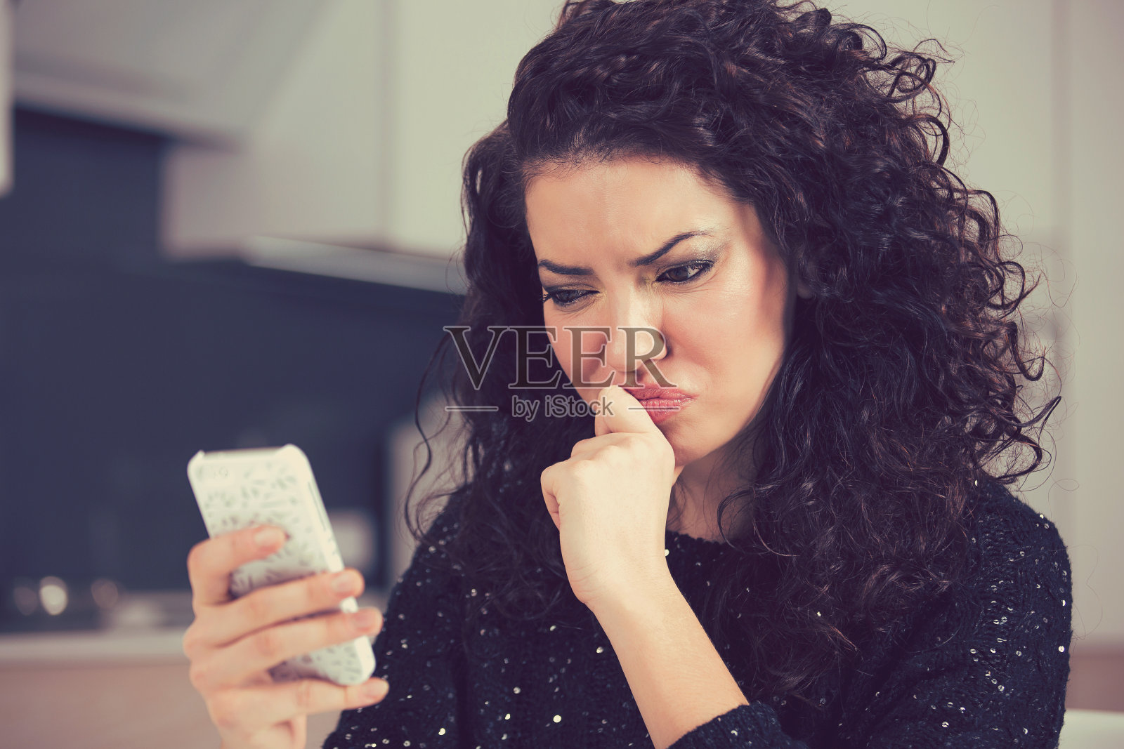 心烦意乱的年轻女子起诉手机阅读短信照片摄影图片