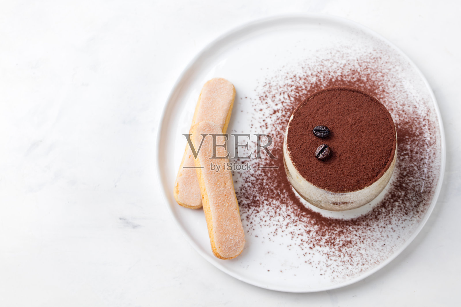 提拉米苏，传统的意大利甜点。前视图。照片摄影图片