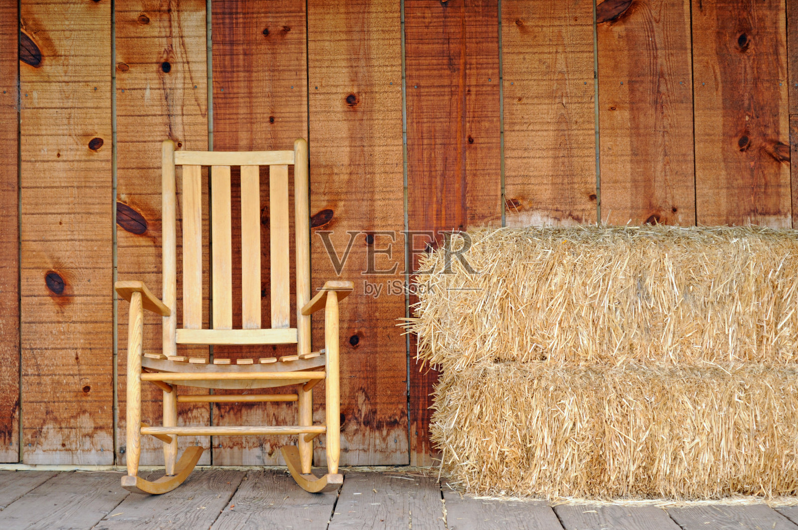 农场里的摇椅和干草堆。照片摄影图片
