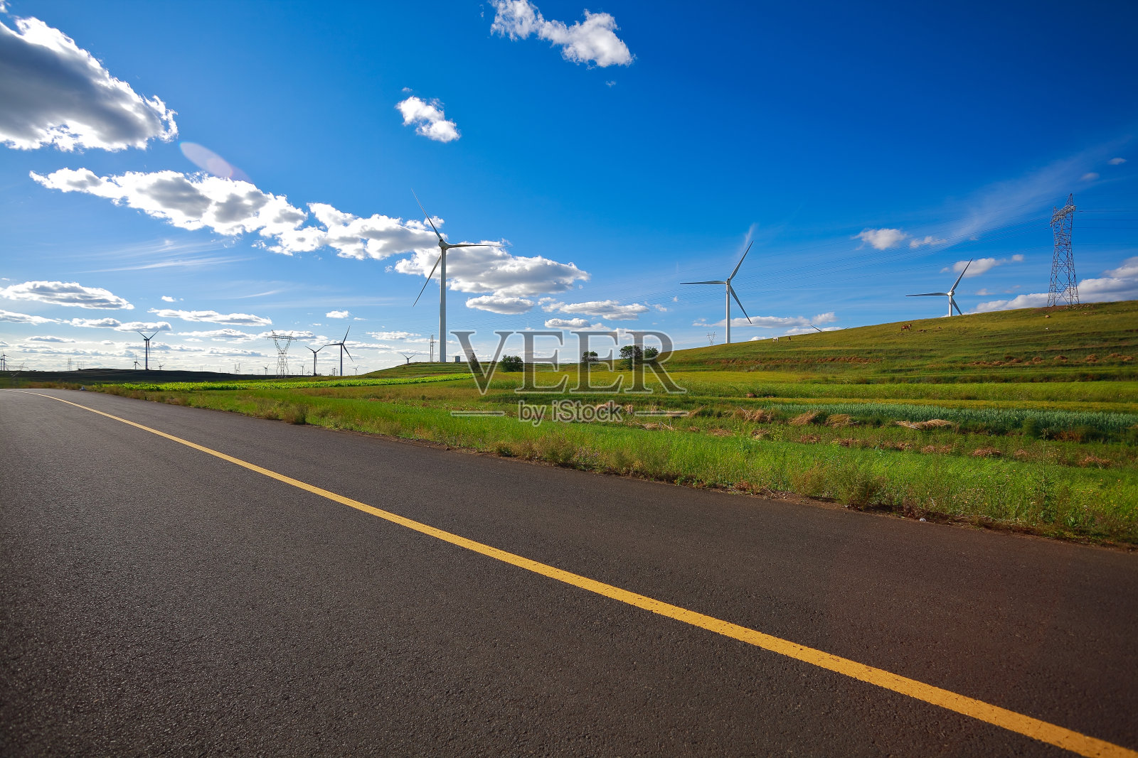 草原上的生态风力发电机照片摄影图片