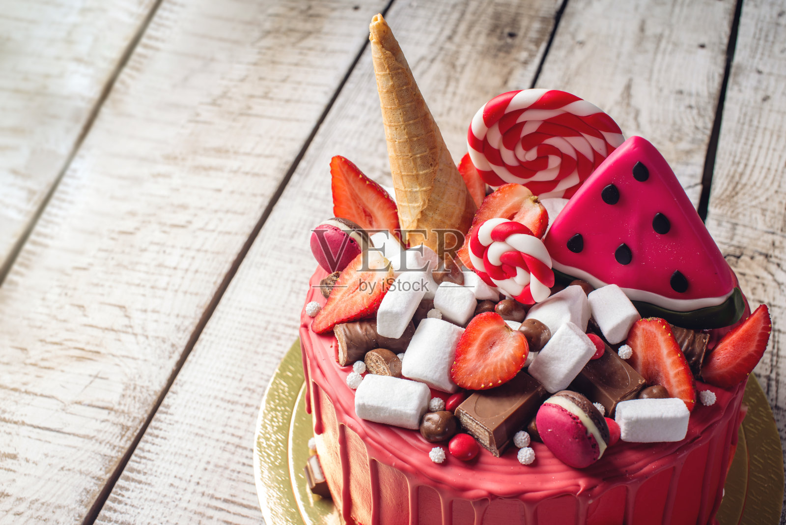 漂亮的节日红蛋糕配草莓和西瓜照片摄影图片