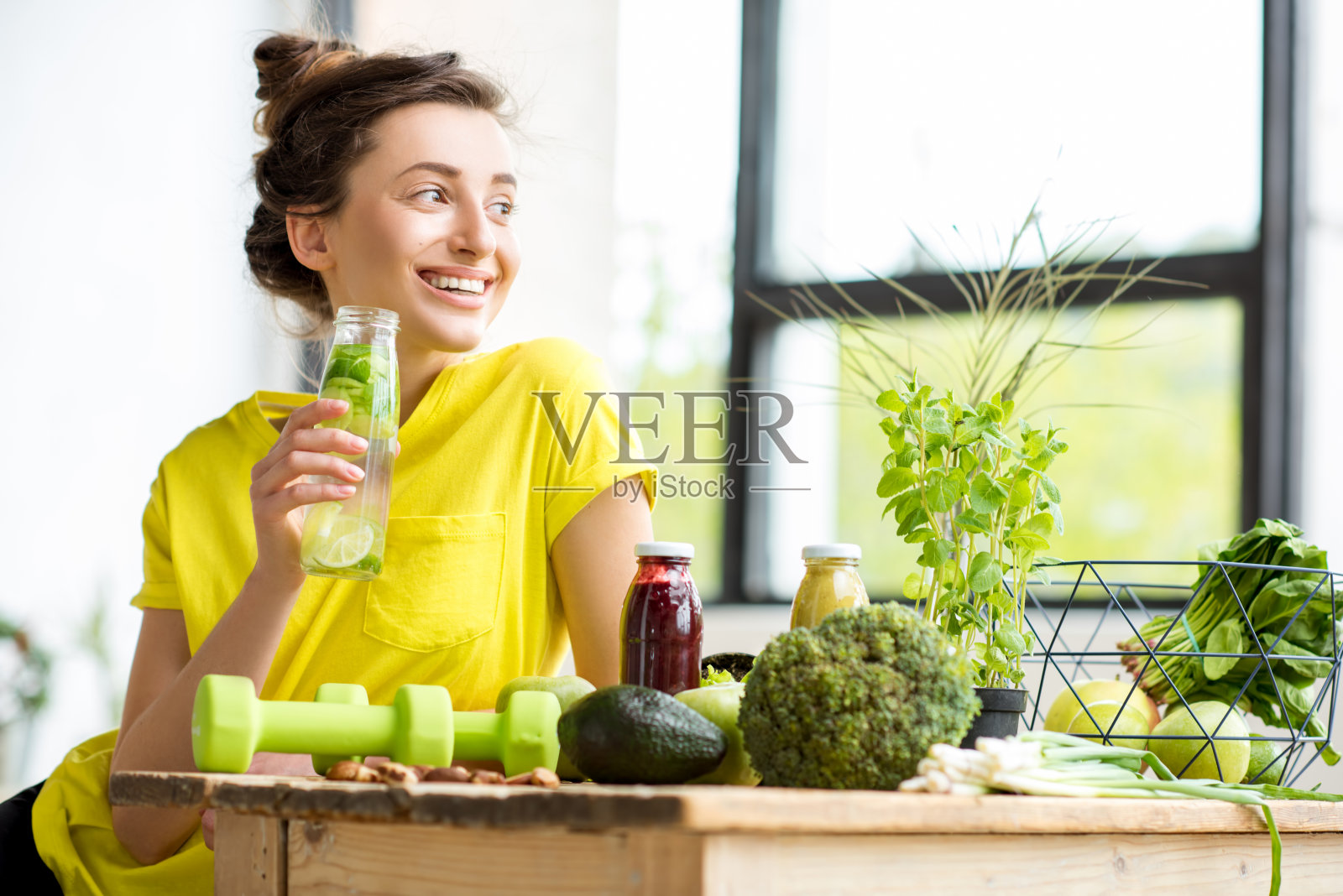 在家吃健康食物的女人照片摄影图片