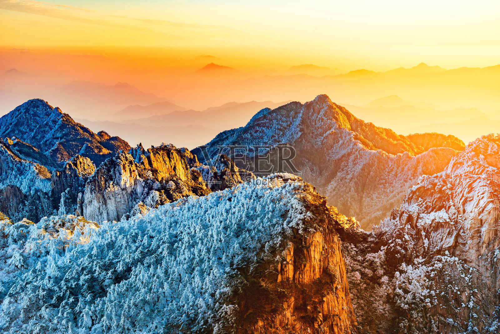 黄山国家公园的日出景观。照片摄影图片