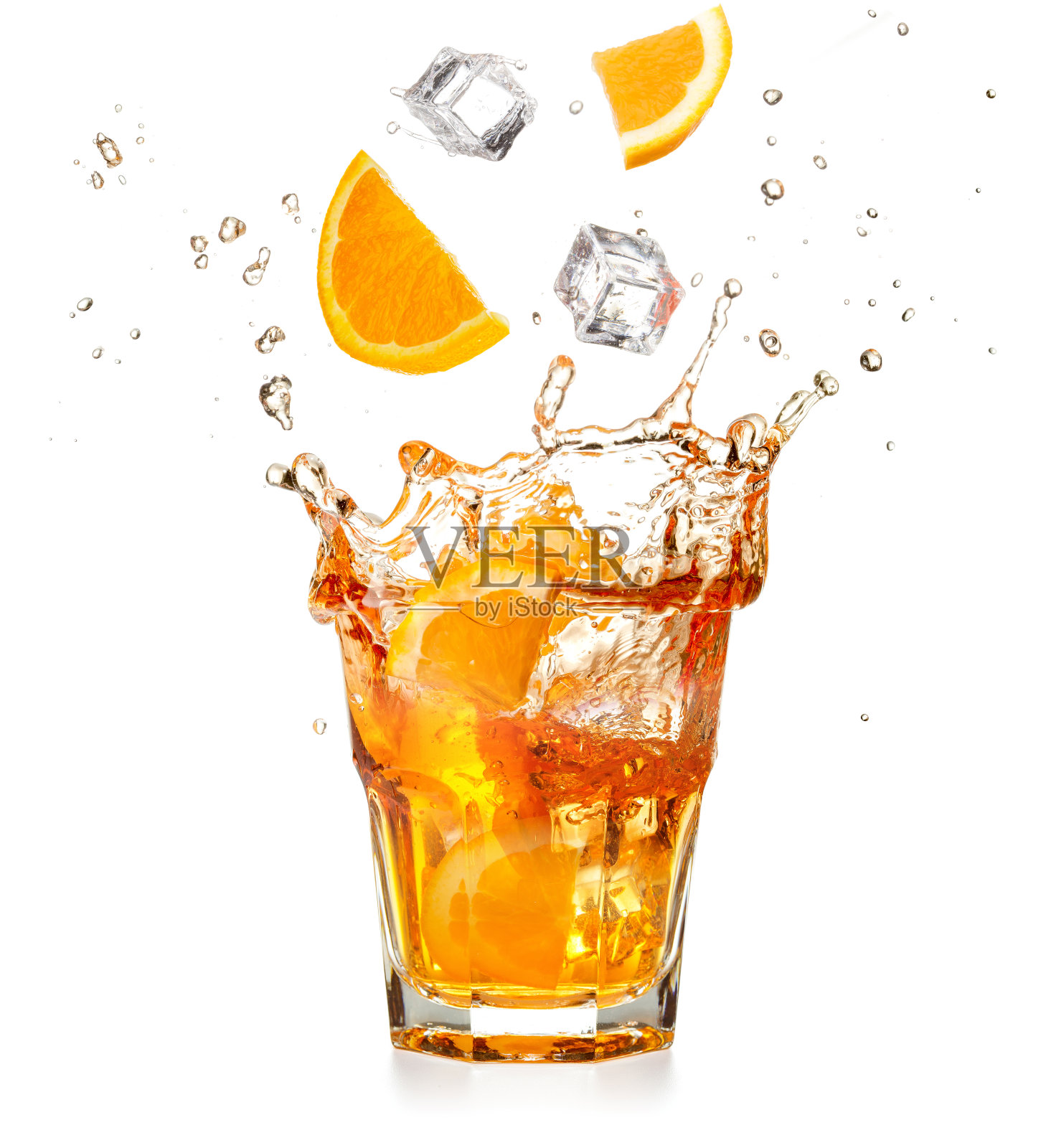 橙子片和冰块倒入泼洒的鸡尾酒中照片摄影图片