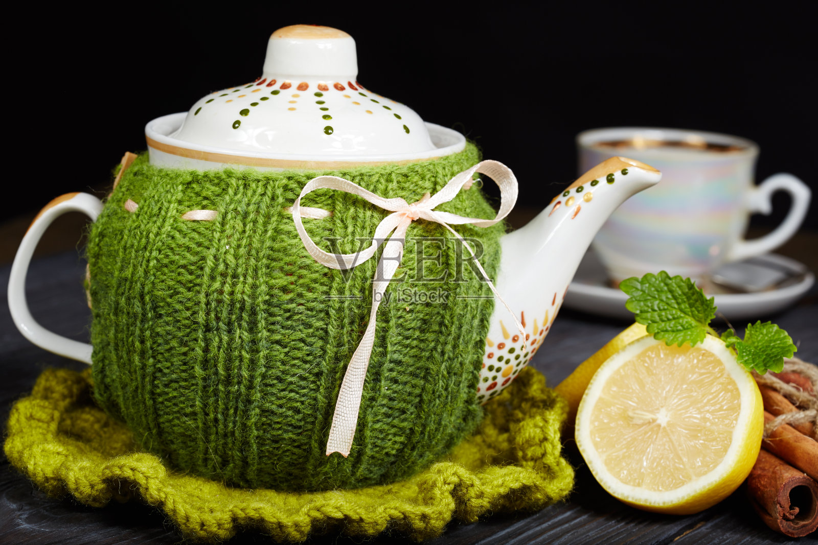 茶壶手工编织封面，柠檬，肉桂，薄荷照片摄影图片