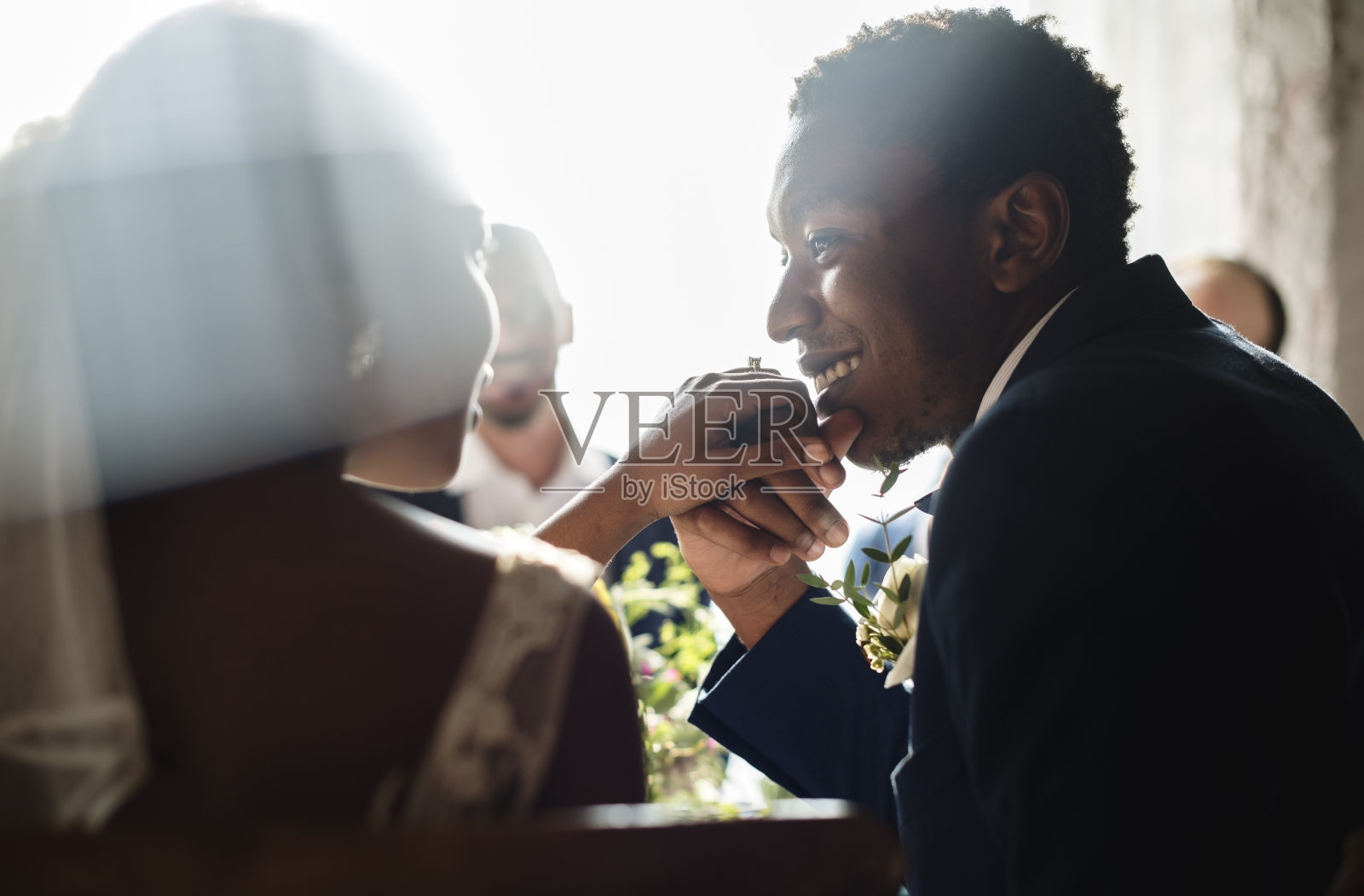 非洲裔新婚夫妇亲吻手照片摄影图片