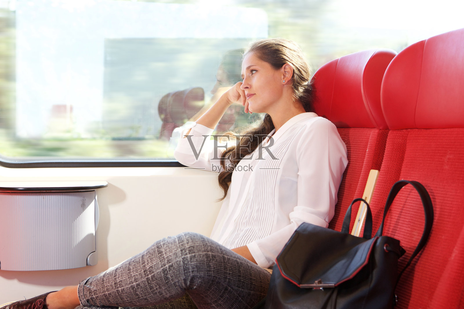 美丽的女人在火车上看着窗外照片摄影图片