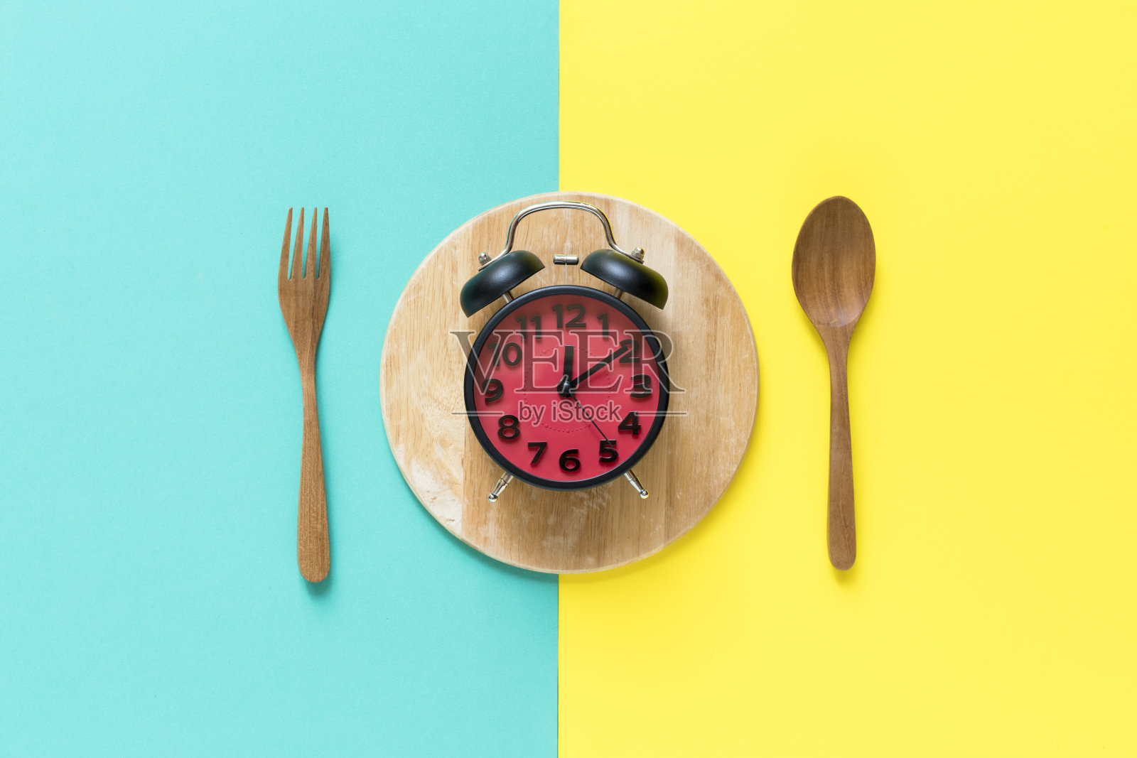 食物时钟。色彩缤纷的健康食品理念照片摄影图片
