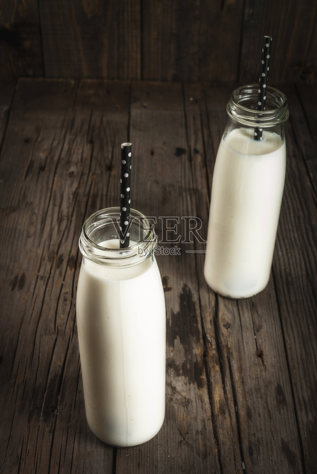 两瓶有机牛奶照片摄影图片