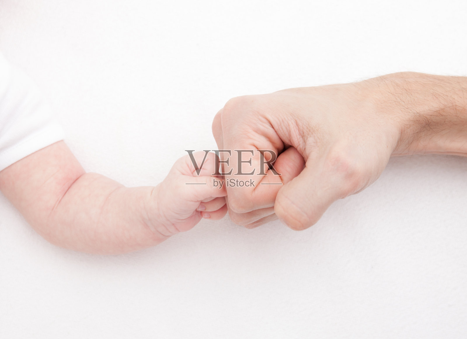 爸爸和新生婴儿的拳头。拳头,拳头照片摄影图片