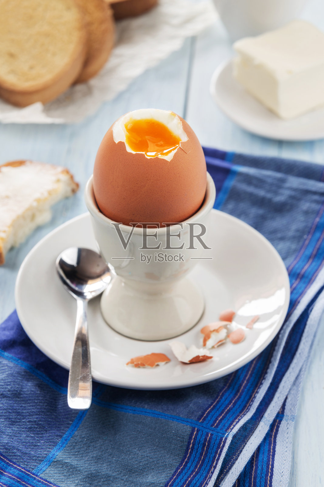 用蛋杯煮半熟的鸡蛋照片摄影图片