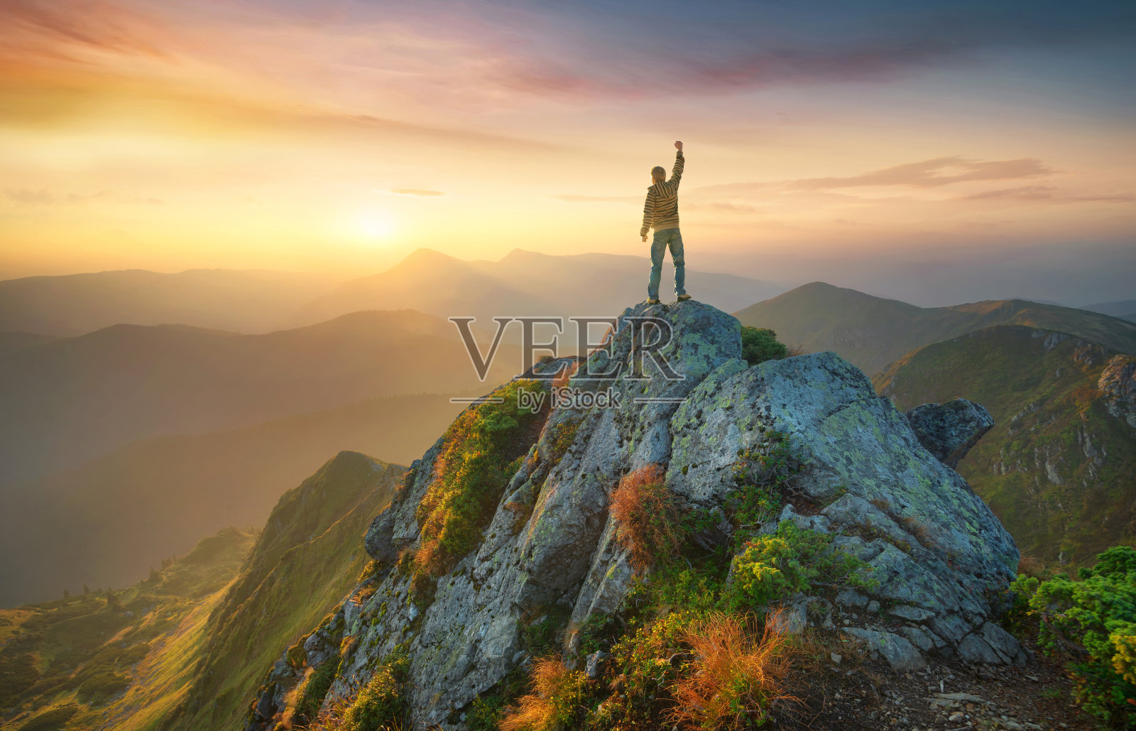 游客在高高的岩石的顶峰。运动和积极的生活理念照片摄影图片