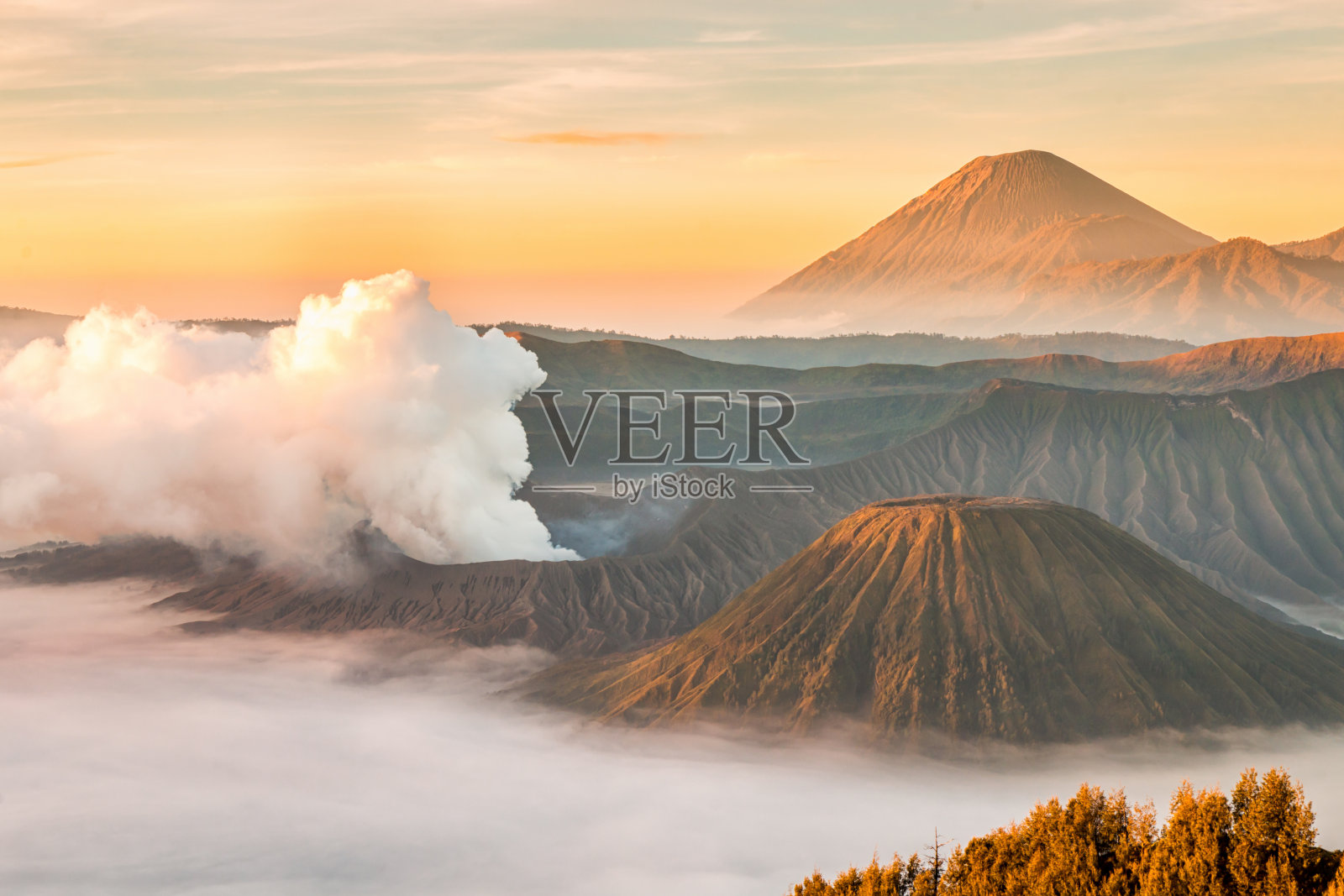 Bromo火山，Batok和塞墨鲁(山)在日出照片摄影图片