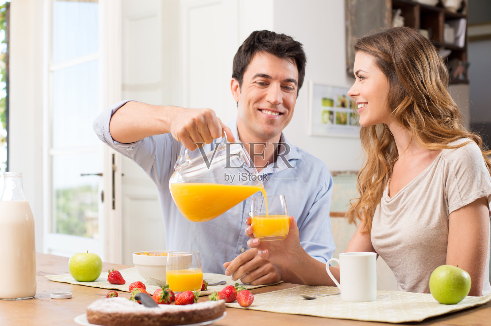 幸福的情侣吃早餐照片摄影图片