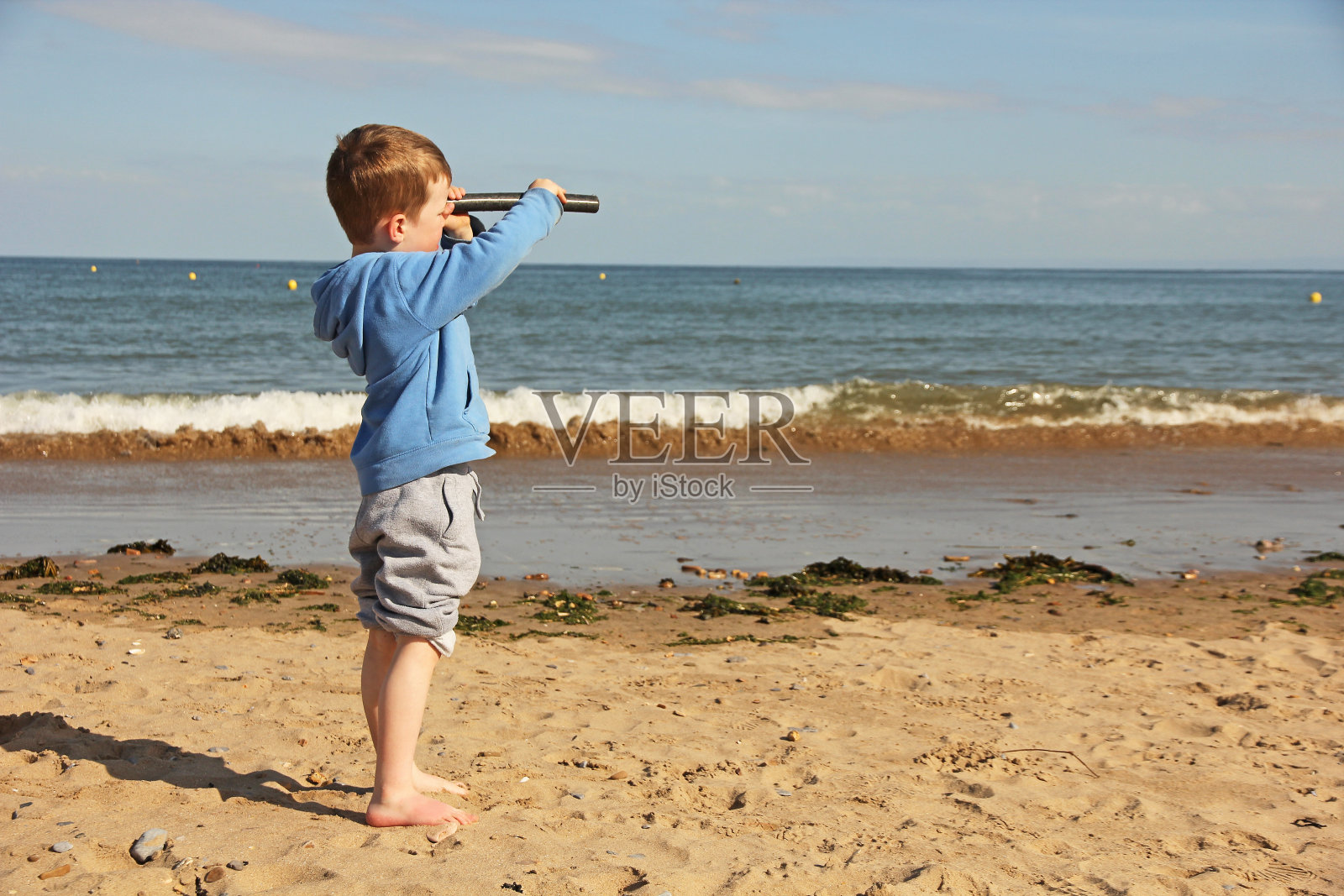 男孩海滩海假装望远镜照片摄影图片