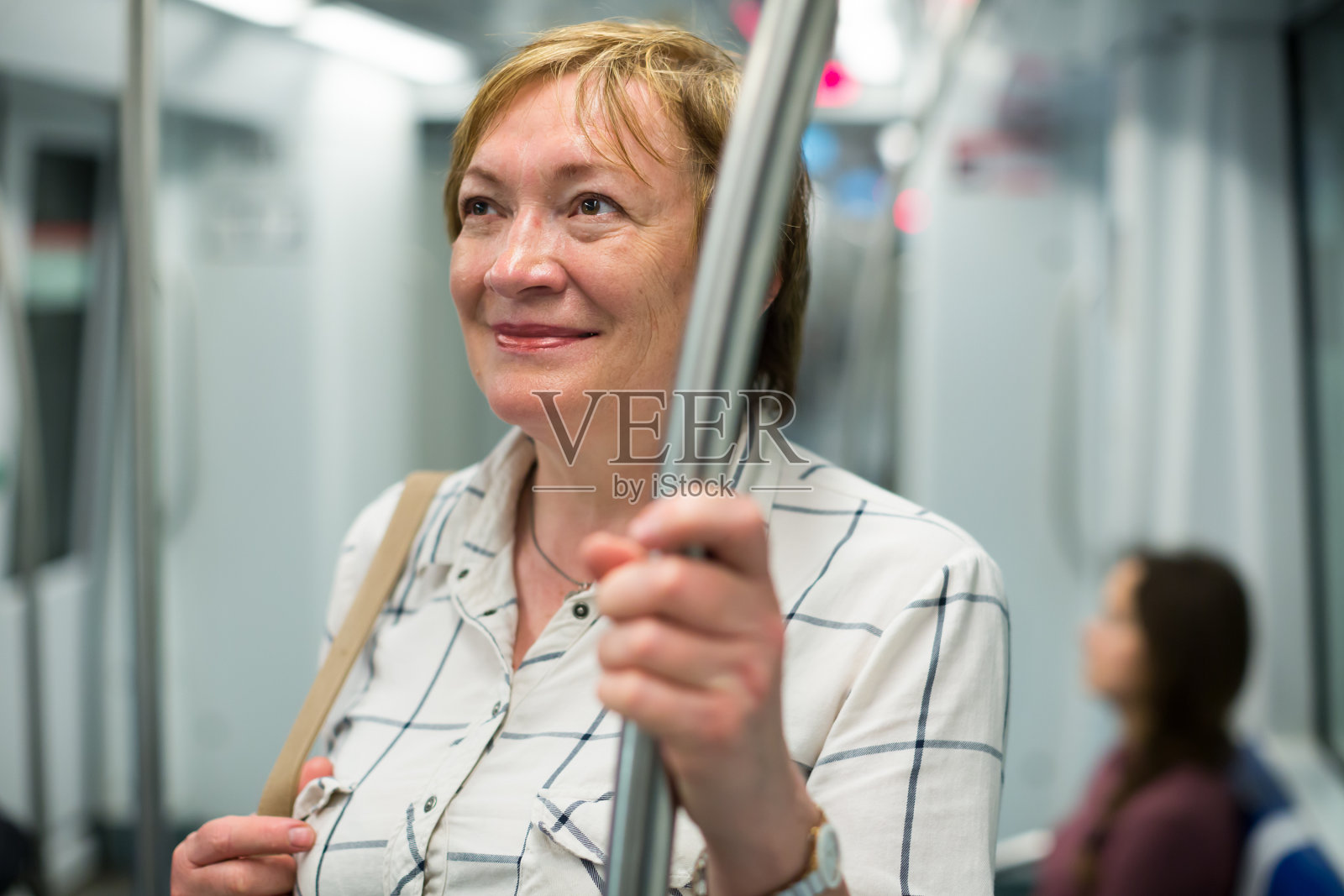 退休妇女旅客列车照片摄影图片