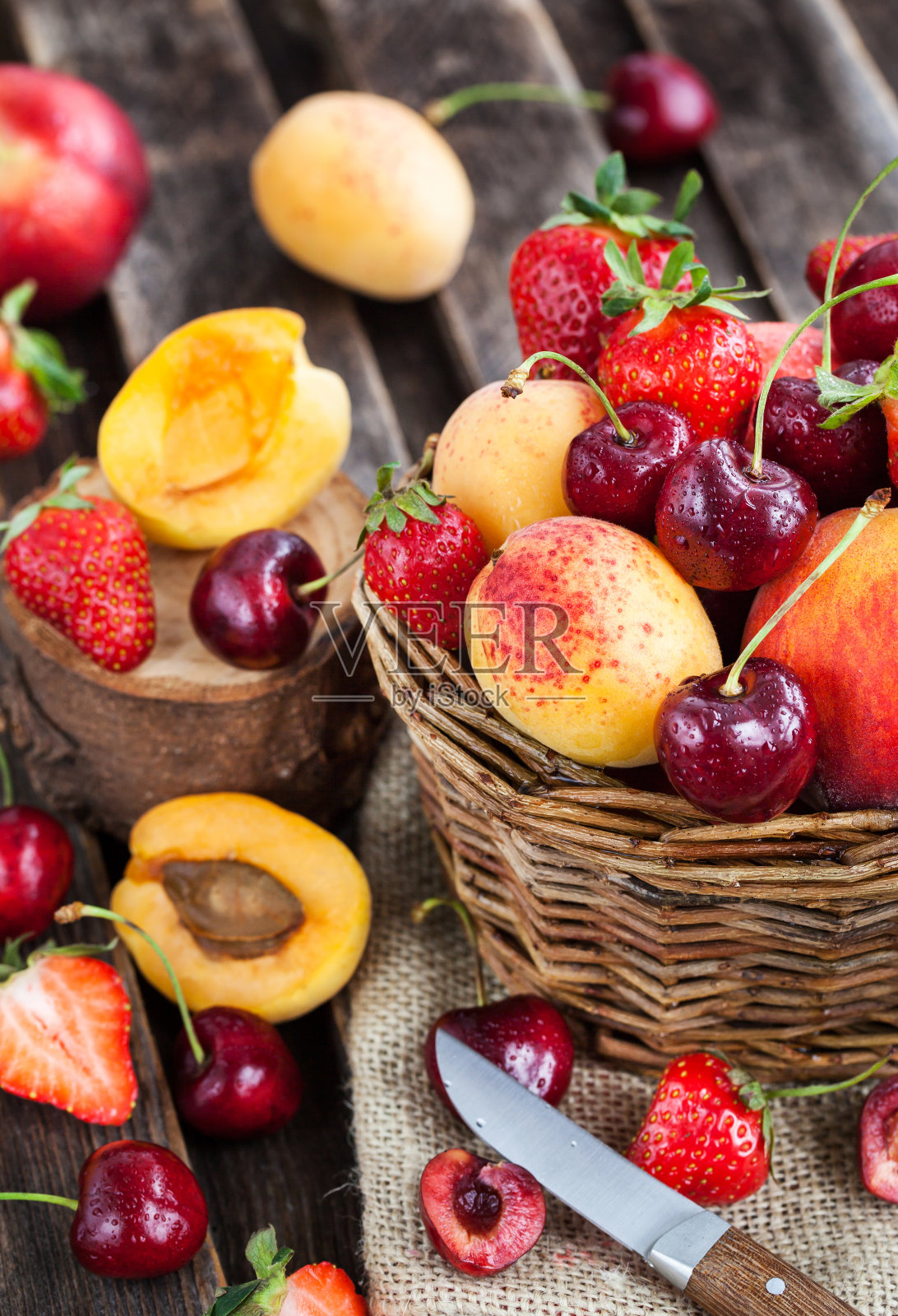 新鲜成熟的夏季浆果和水果照片摄影图片