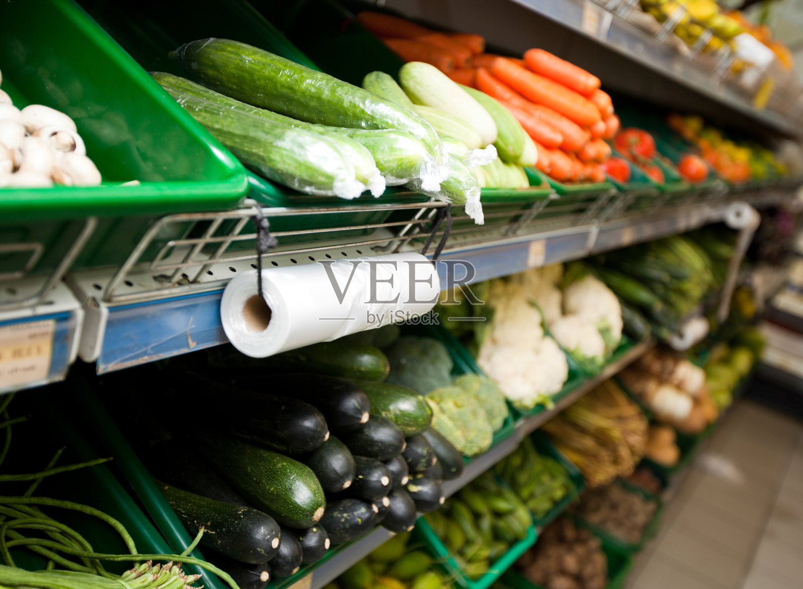杂货店货架上各种各样的蔬菜照片摄影图片