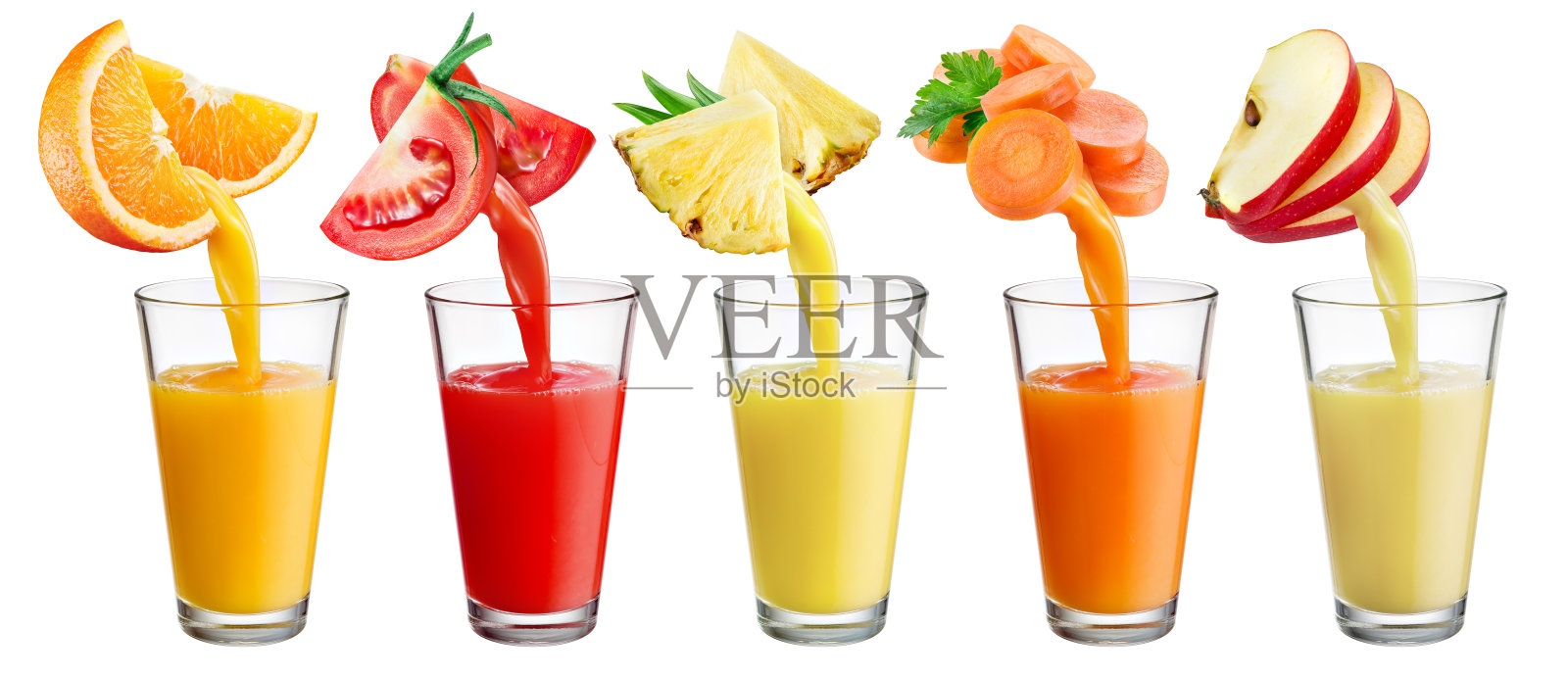 新鲜的果汁从水果和蔬菜倒进玻璃孤立的白色背景。照片摄影图片