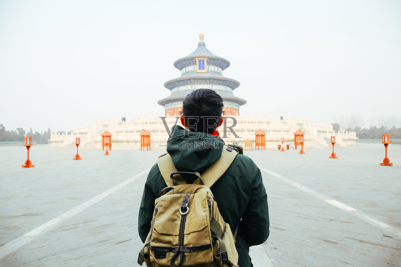年轻的旅行者正走向中国北京的天坛。亚洲旅游照片摄影图片