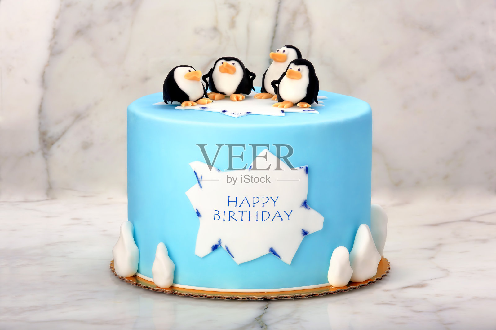 石头背景上有企鹅的生日蛋糕照片摄影图片