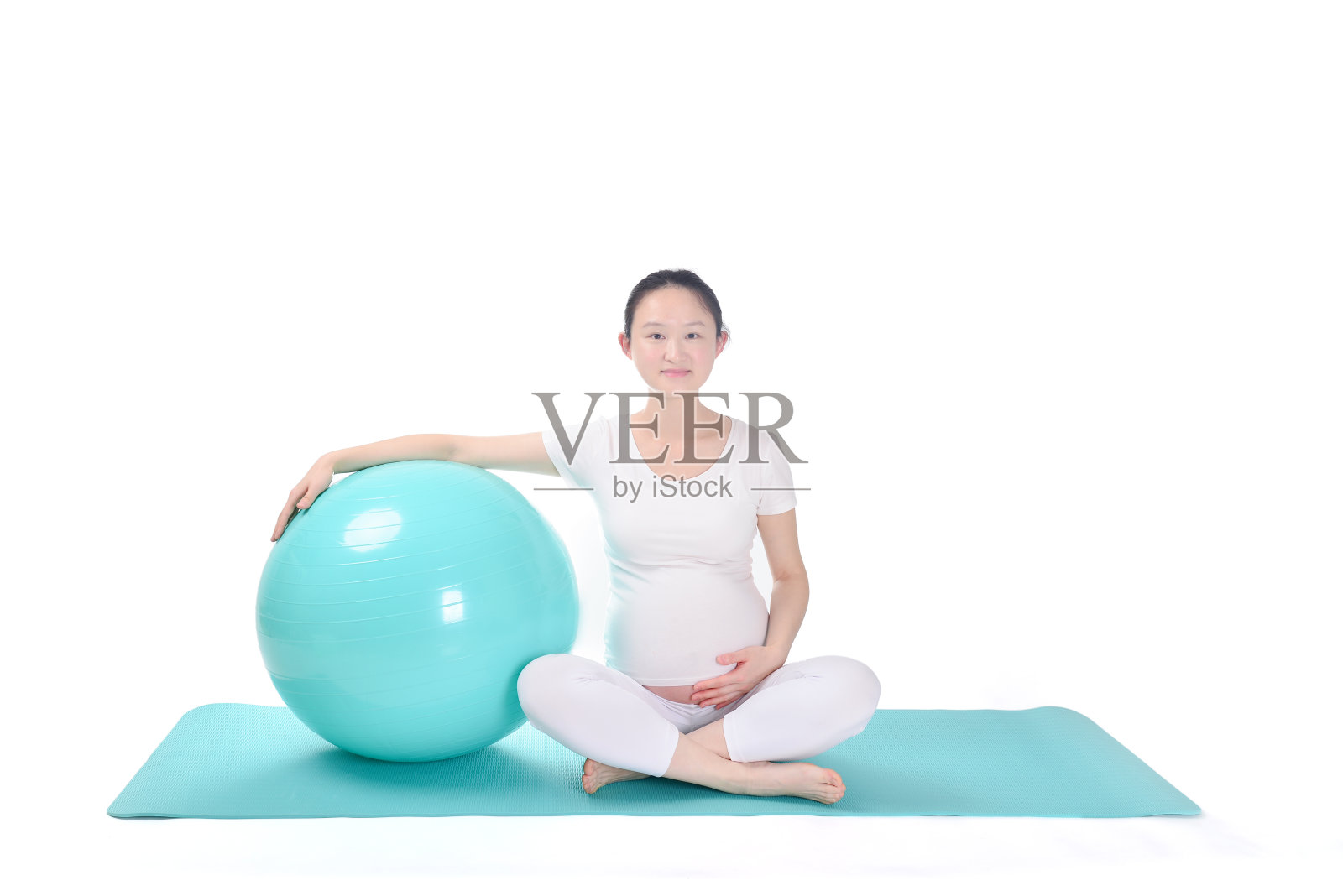 孕妇用健身球锻炼身体照片摄影图片