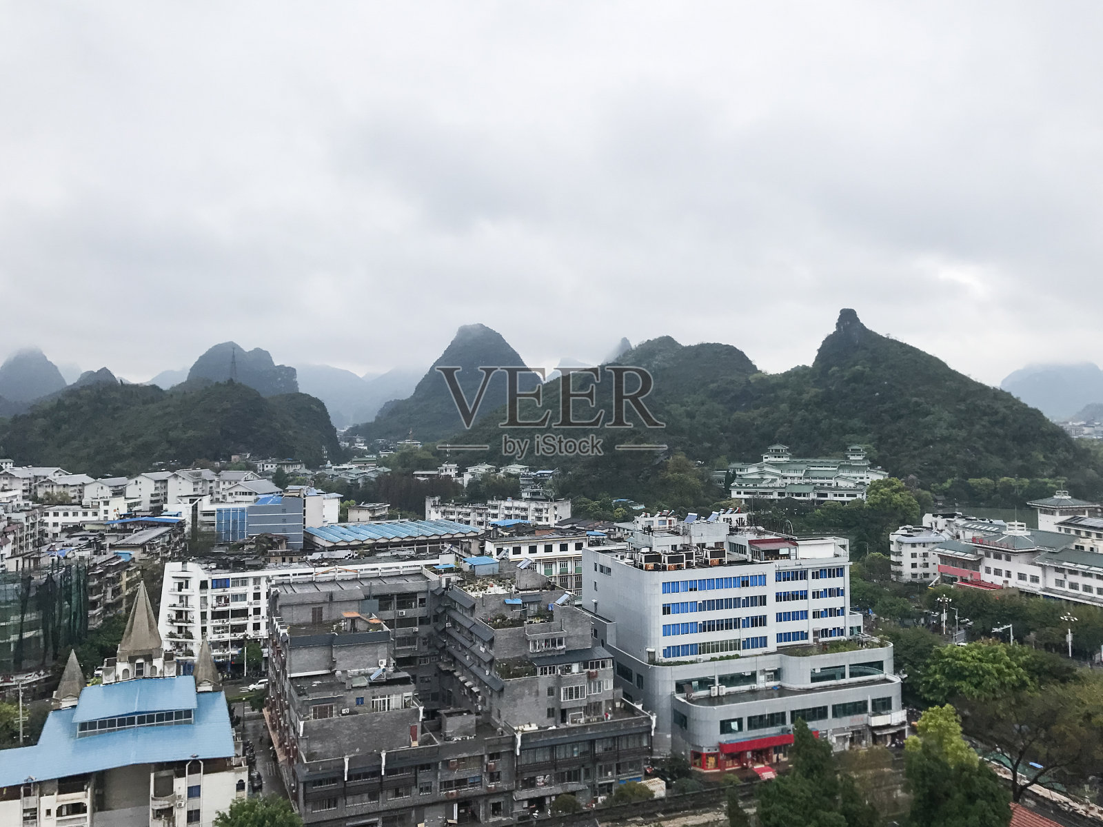 俯瞰桂林城市和青山照片摄影图片