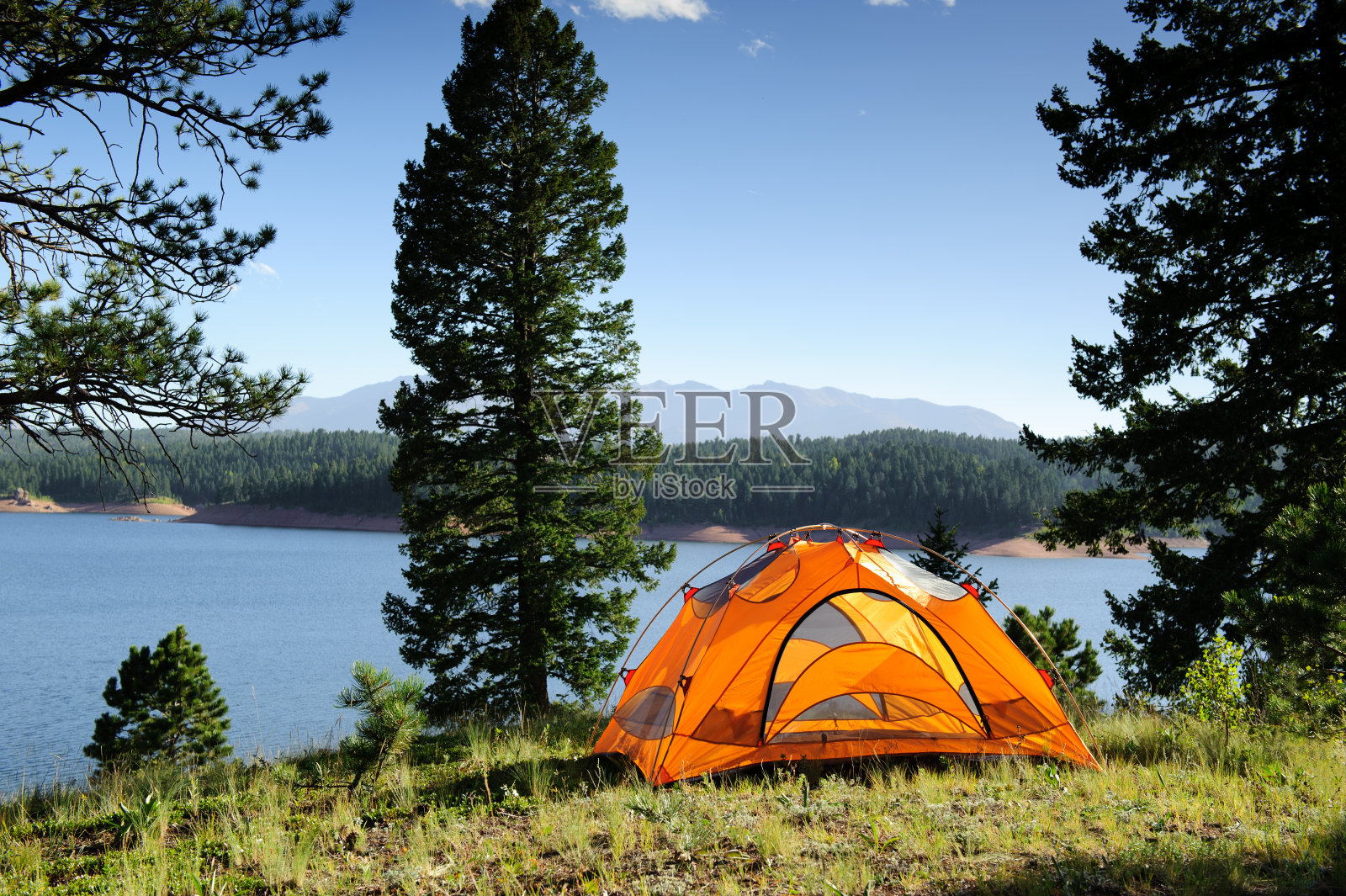 山湖边的露营帐篷照片摄影图片