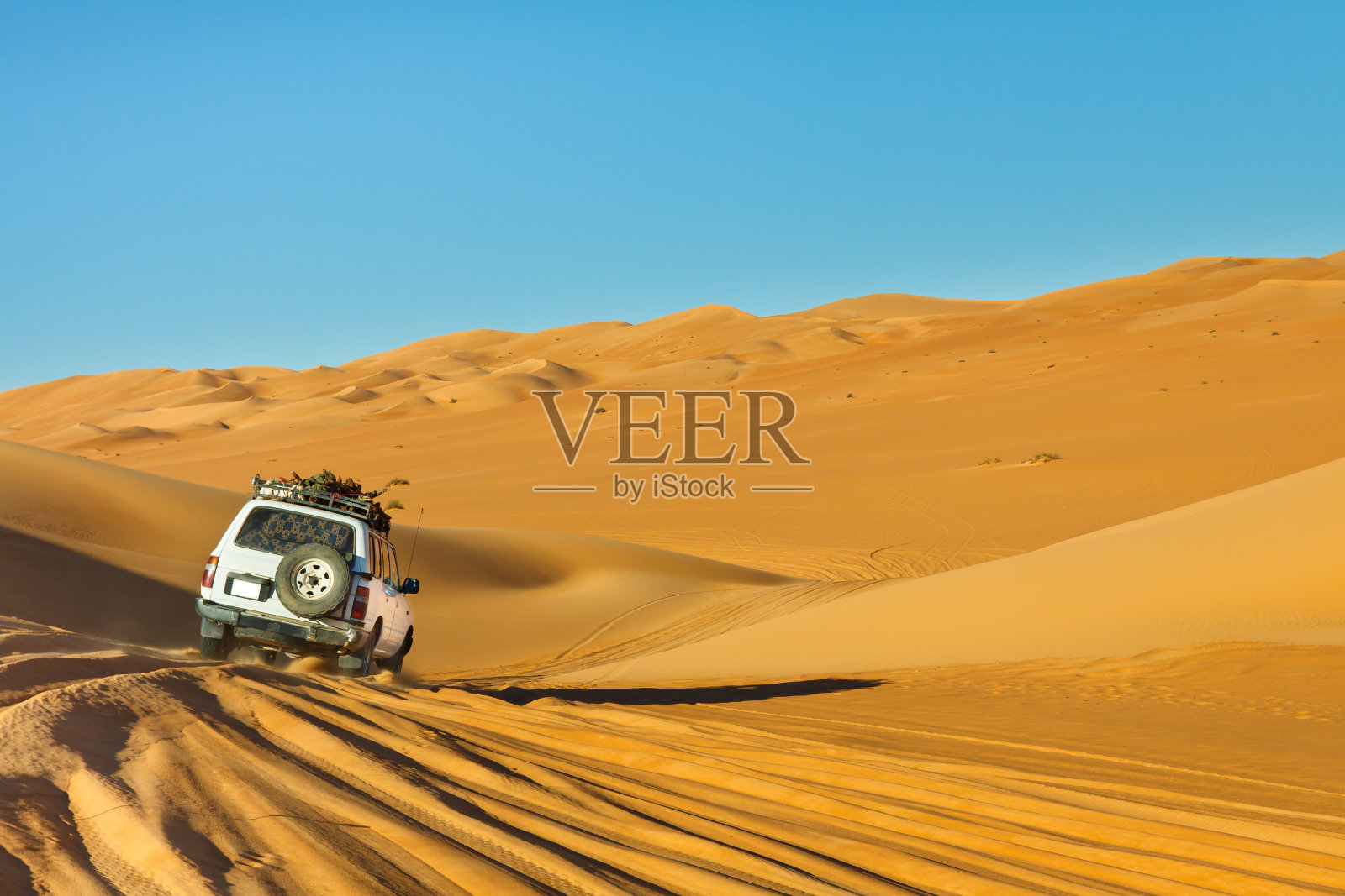 乘坐大篷车去撒哈拉沙漠探险照片摄影图片