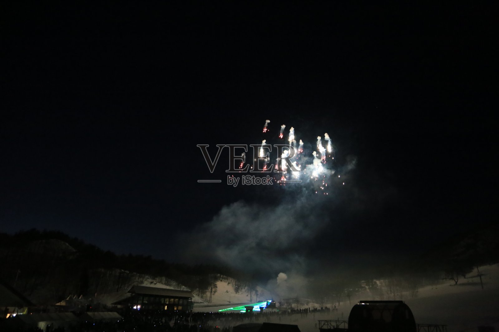 滑雪胜地的烟火表演照片摄影图片