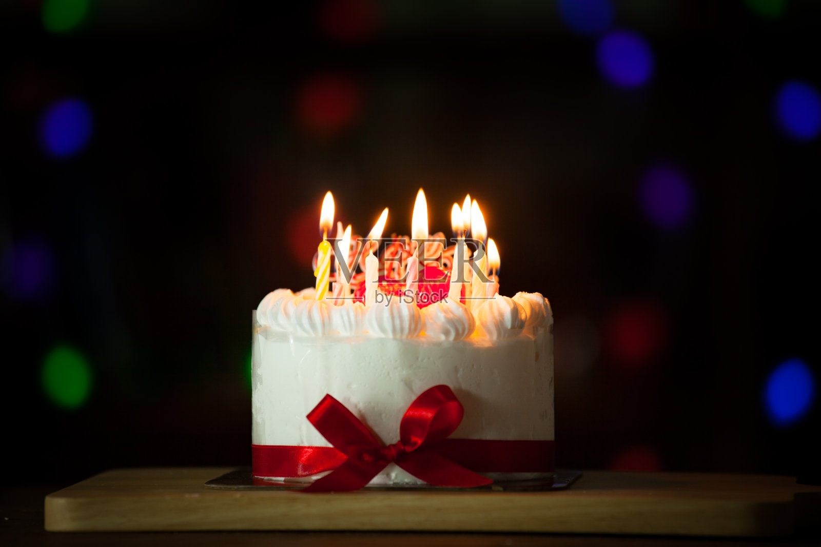 美味的生日蛋糕和燃烧的蜡烛照片摄影图片