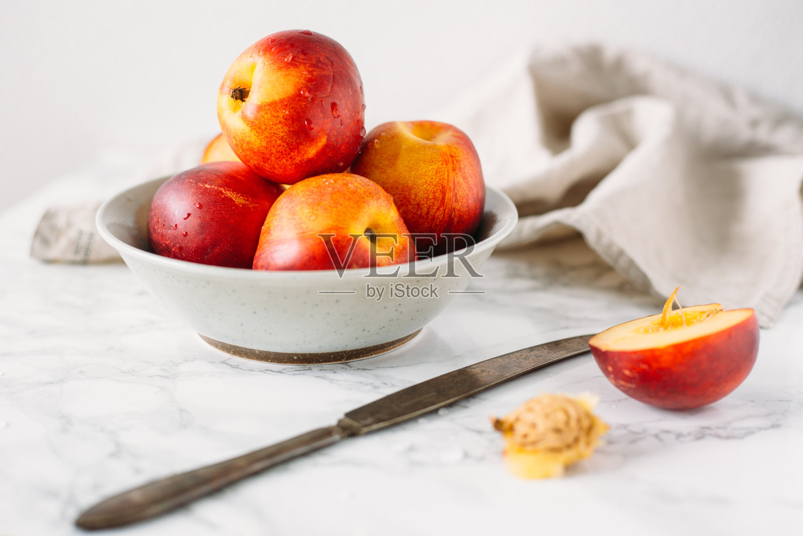 成熟的桃子在碗上大理石背景照片摄影图片