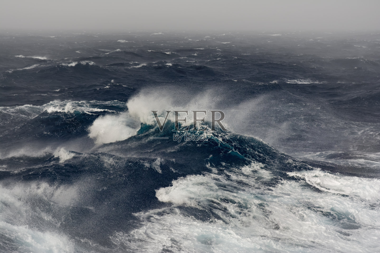 大西洋风暴中的海浪。照片摄影图片