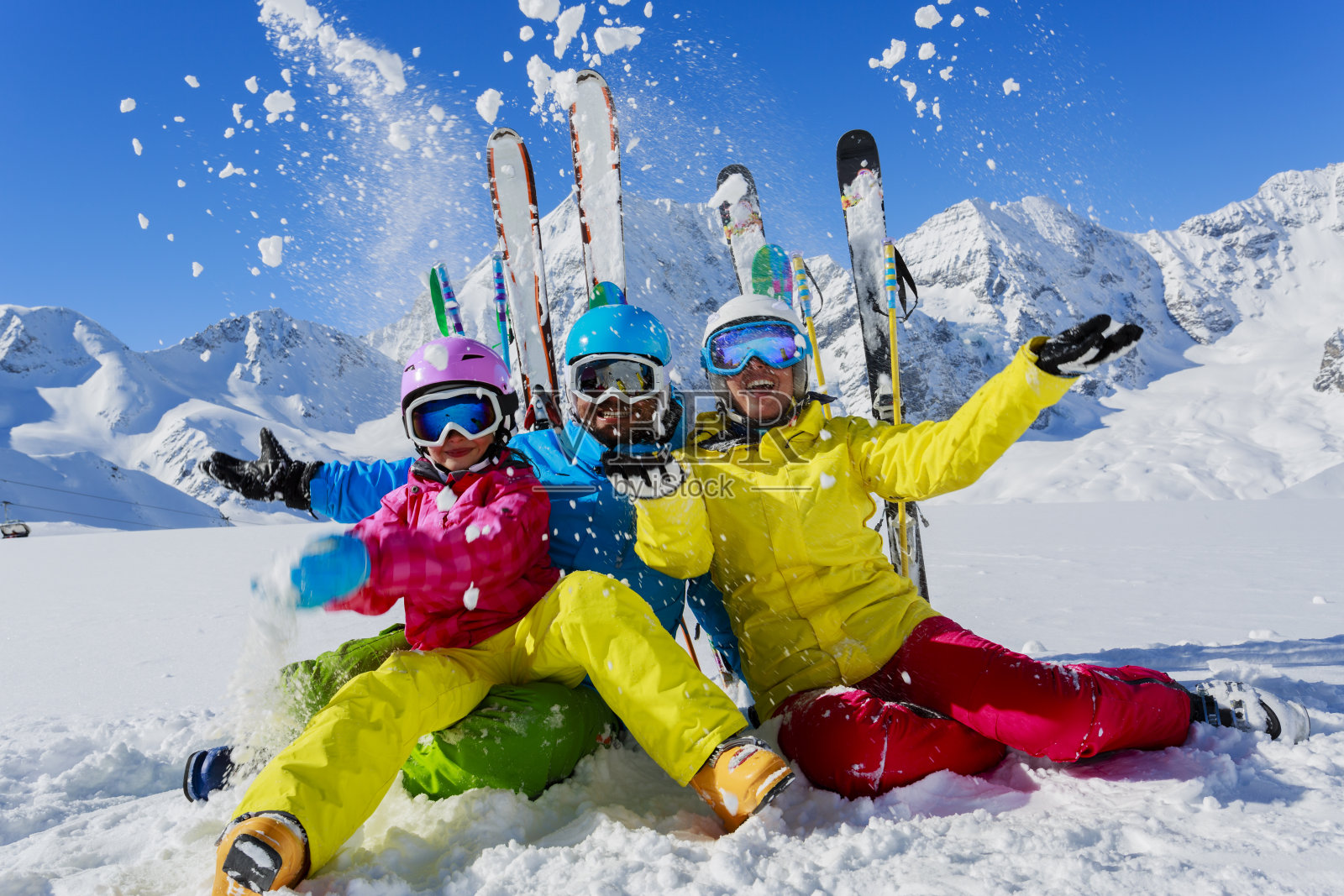 滑雪家庭享受冬天照片摄影图片