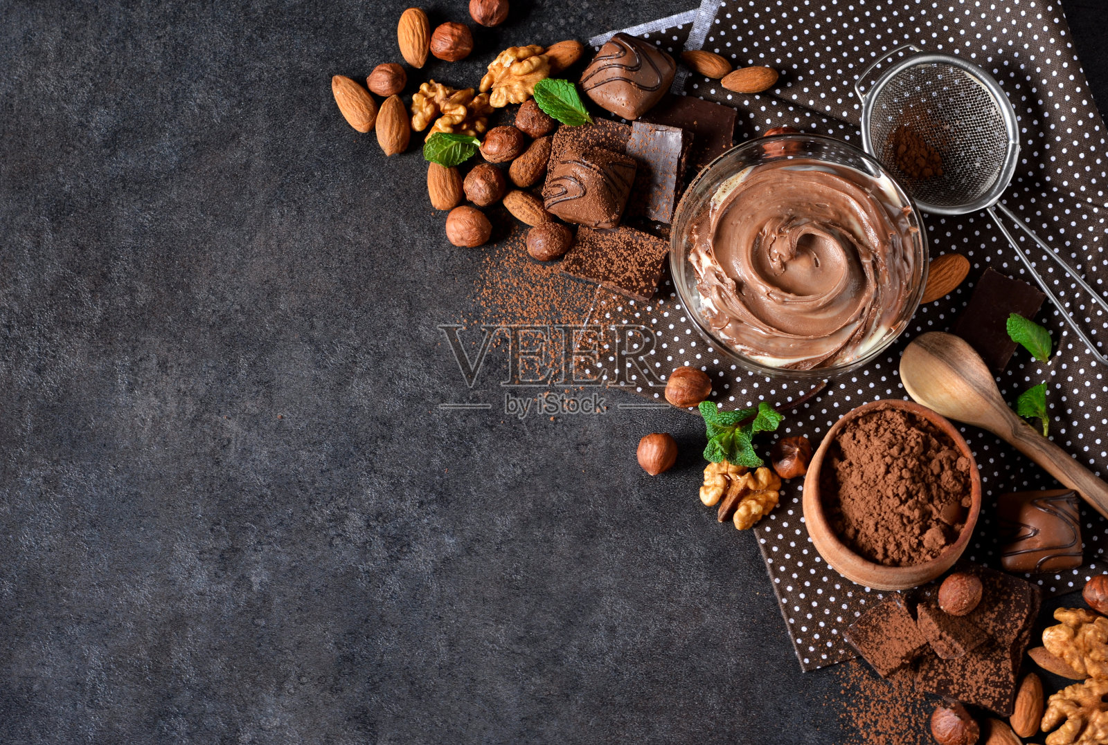 黑色食物背景，可可，坚果和巧克力酱。俯视图照片摄影图片