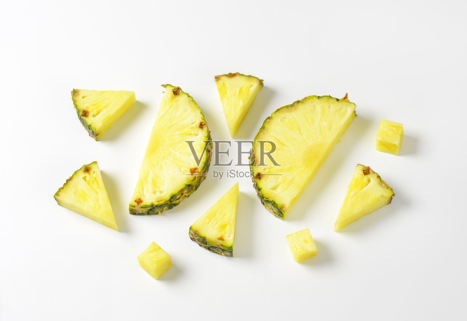 新鲜的菠萝片和菠萝角照片摄影图片