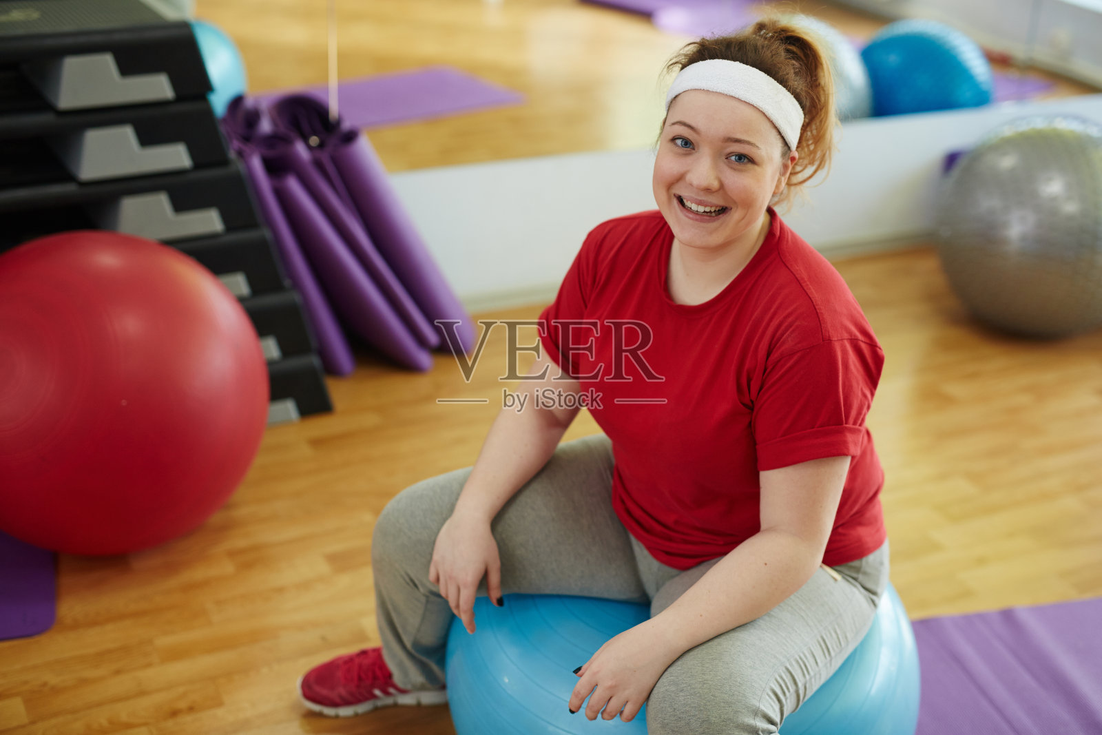 健身房里的快乐胖女人照片摄影图片