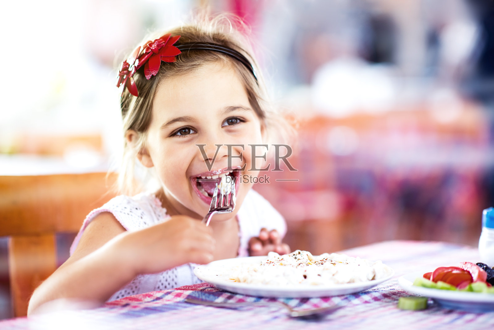 小女孩愉快地用餐照片摄影图片