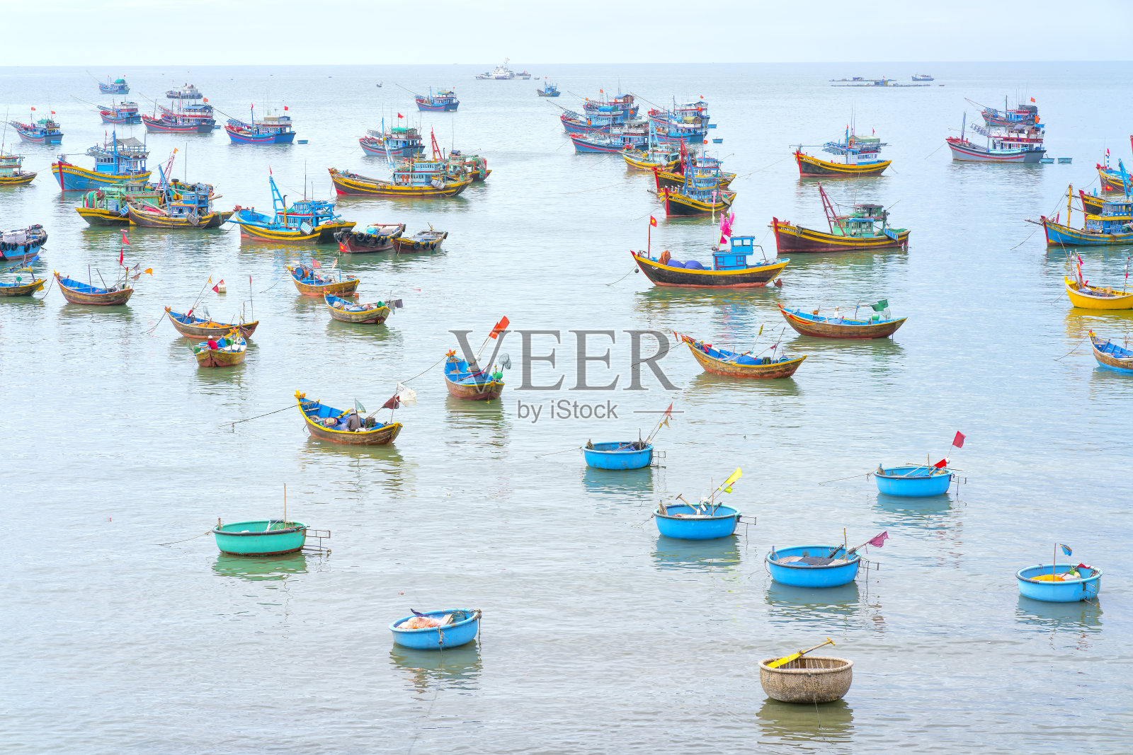渔村和越南传统渔船照片摄影图片
