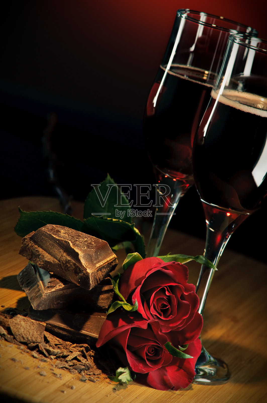 巧克力，玫瑰和甜点酒照片摄影图片