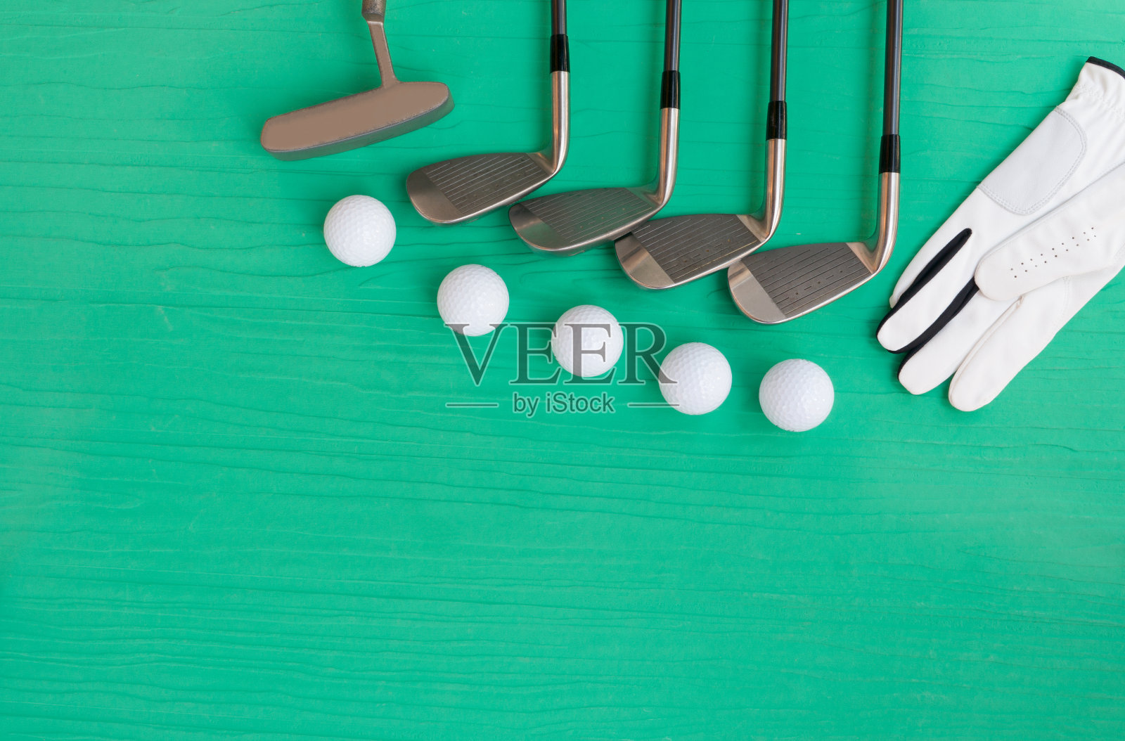 高尔夫概念:手套，高尔夫球，高尔夫球杆放在木桌上。平铺与拷贝空间。照片摄影图片