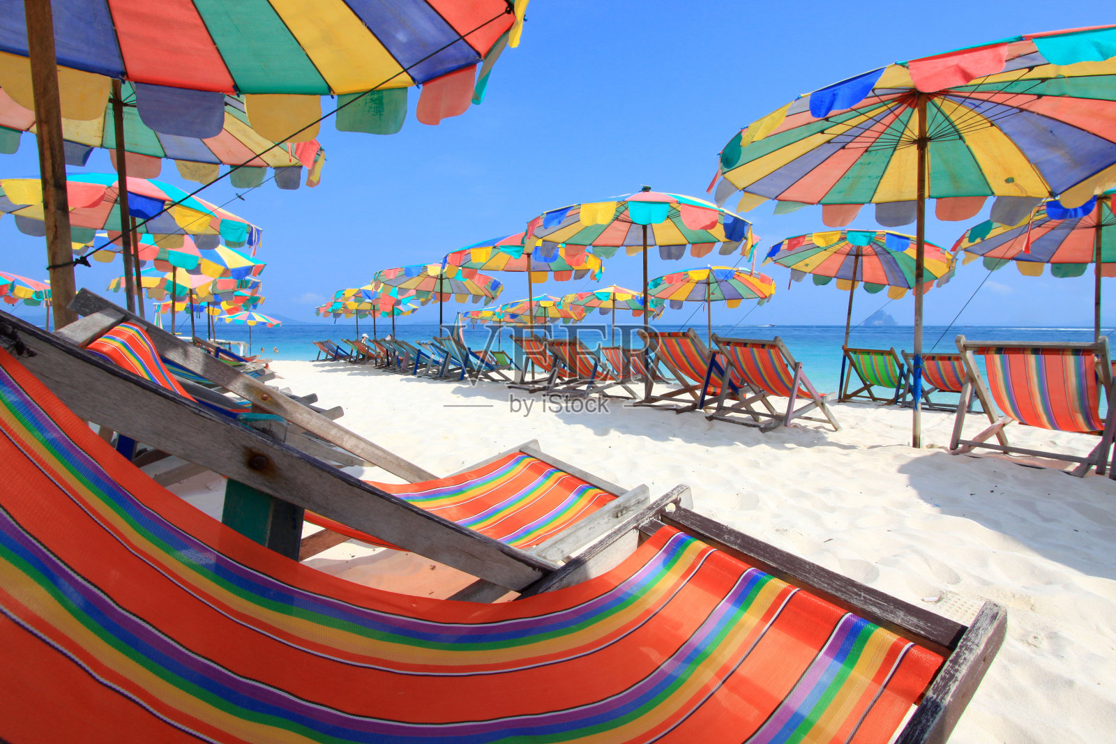 沙滩椅和彩色伞，泰国普吉岛照片摄影图片