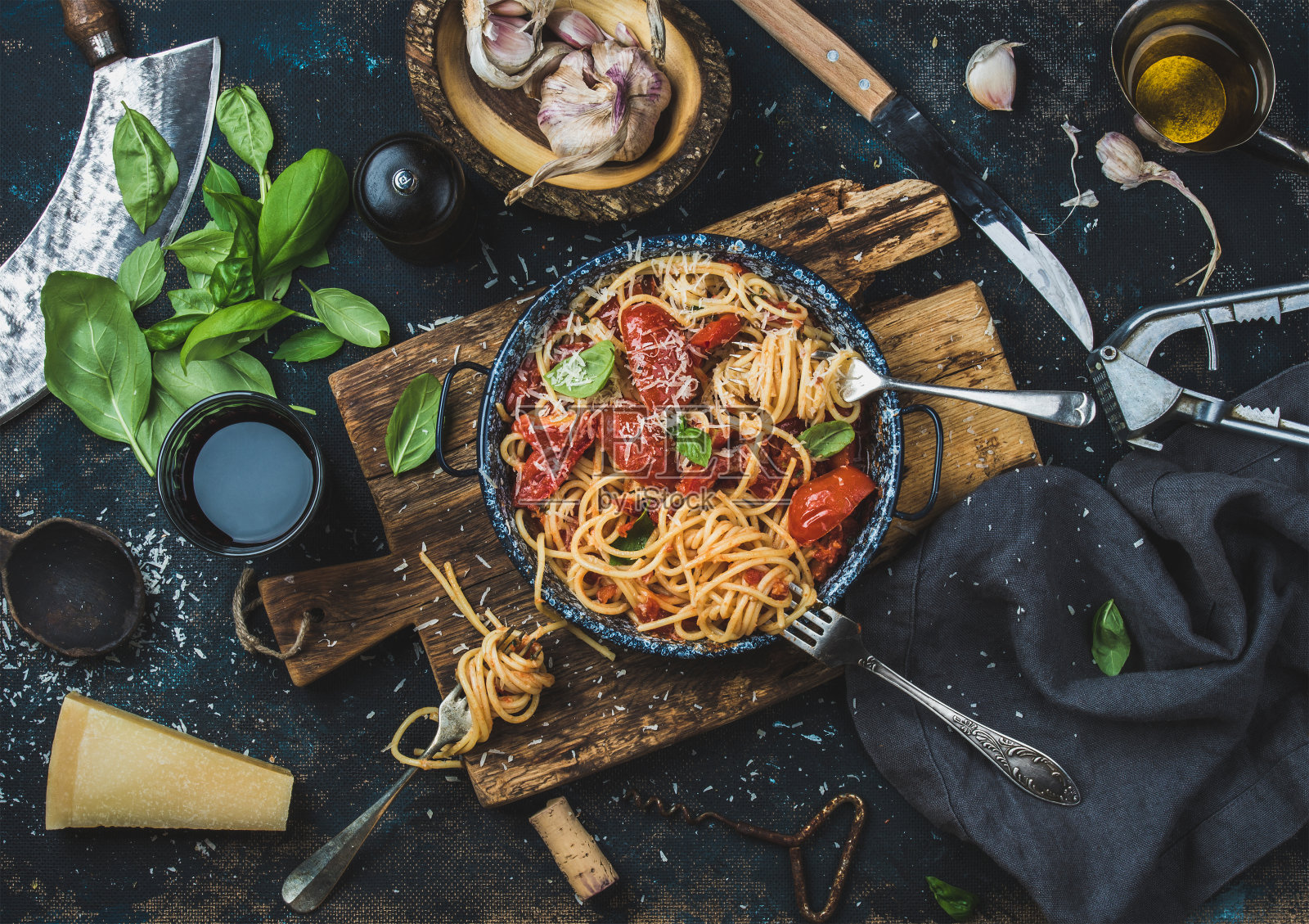 意大利面加番茄和罗勒以及制作意大利面的原料照片摄影图片