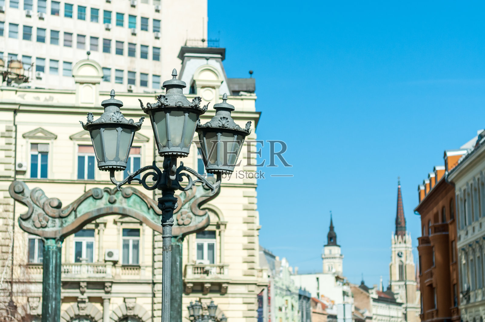 路灯映衬着建筑建筑和蓝天。塞尔维亚诺维萨德,。照片摄影图片