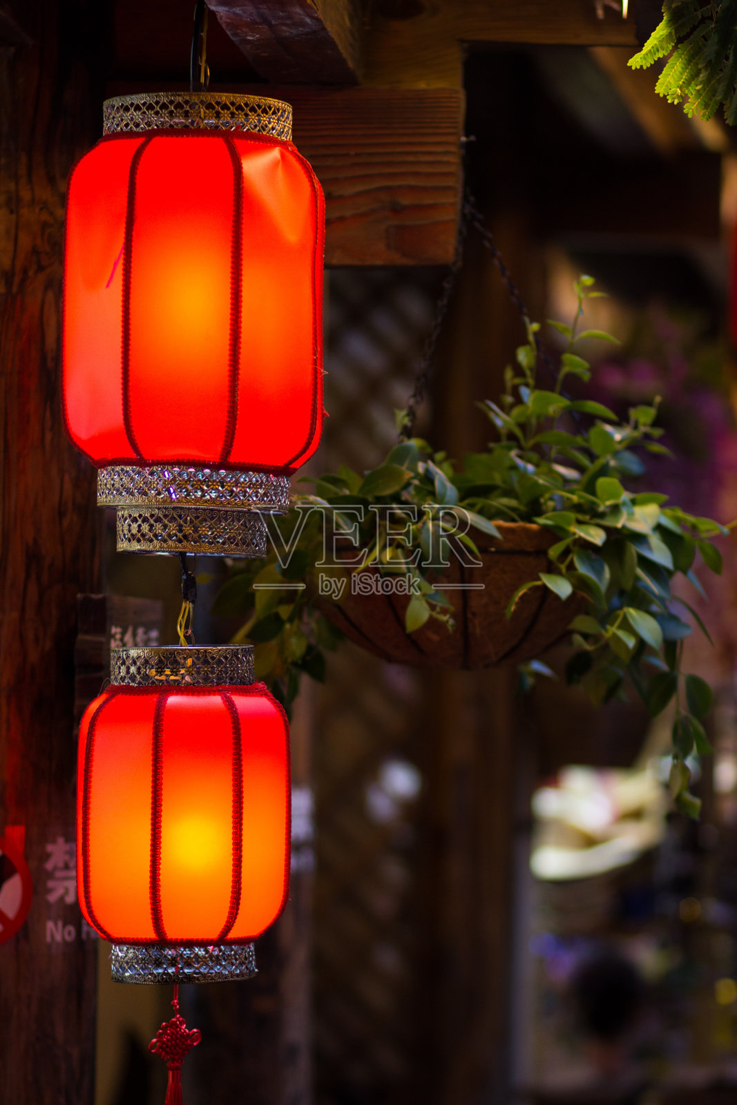 桶形的中国双红灯笼早在傍晚照片摄影图片
